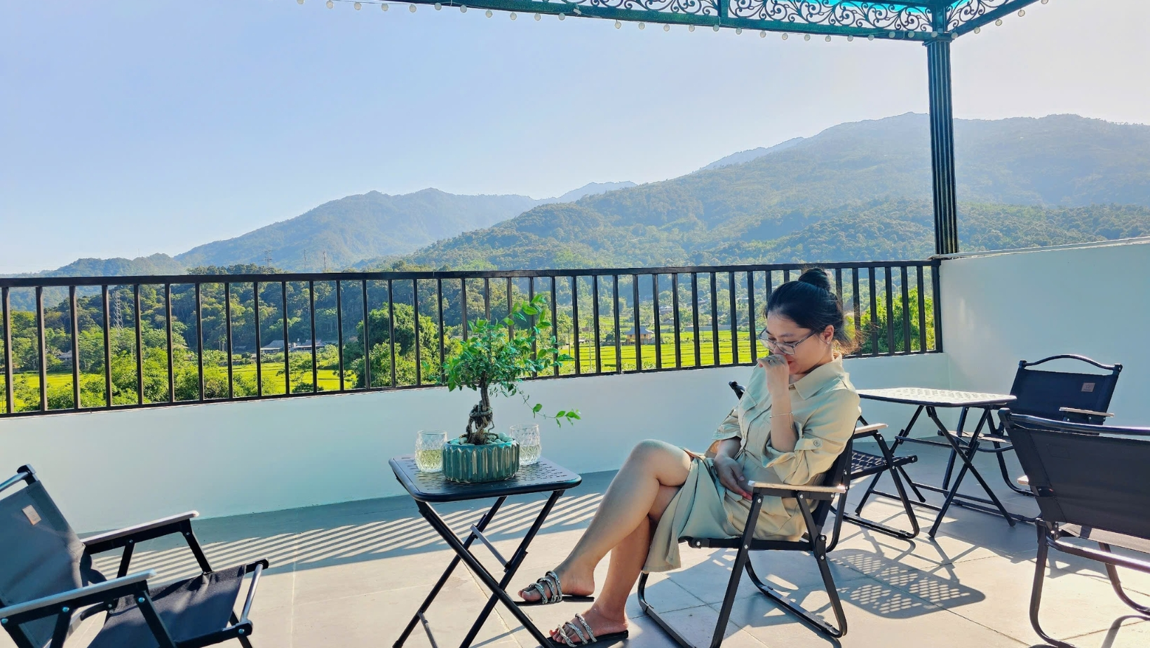 The 5th floor rooftop is a relaxing space.