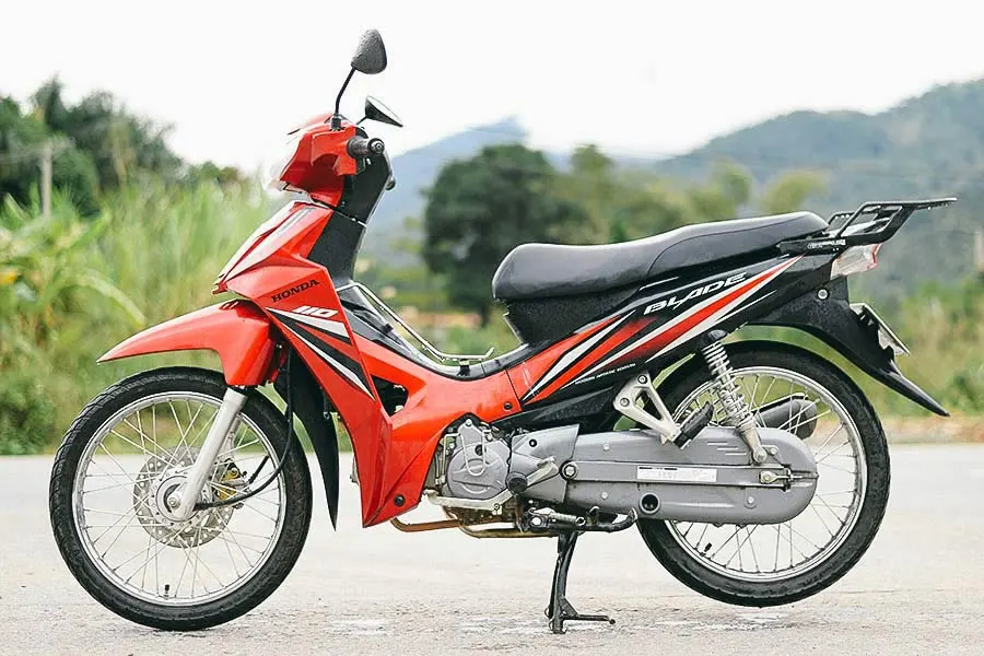Manual Motorbikes: These bikes cater to those seeking engagement and precision, offering full control over speed and power