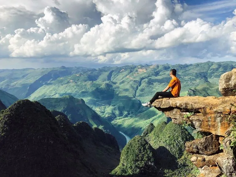 Riders can pause at the infamous “cliff of death” — a thrilling viewpoint ideal for panoramic photographs and quiet moments of reflection