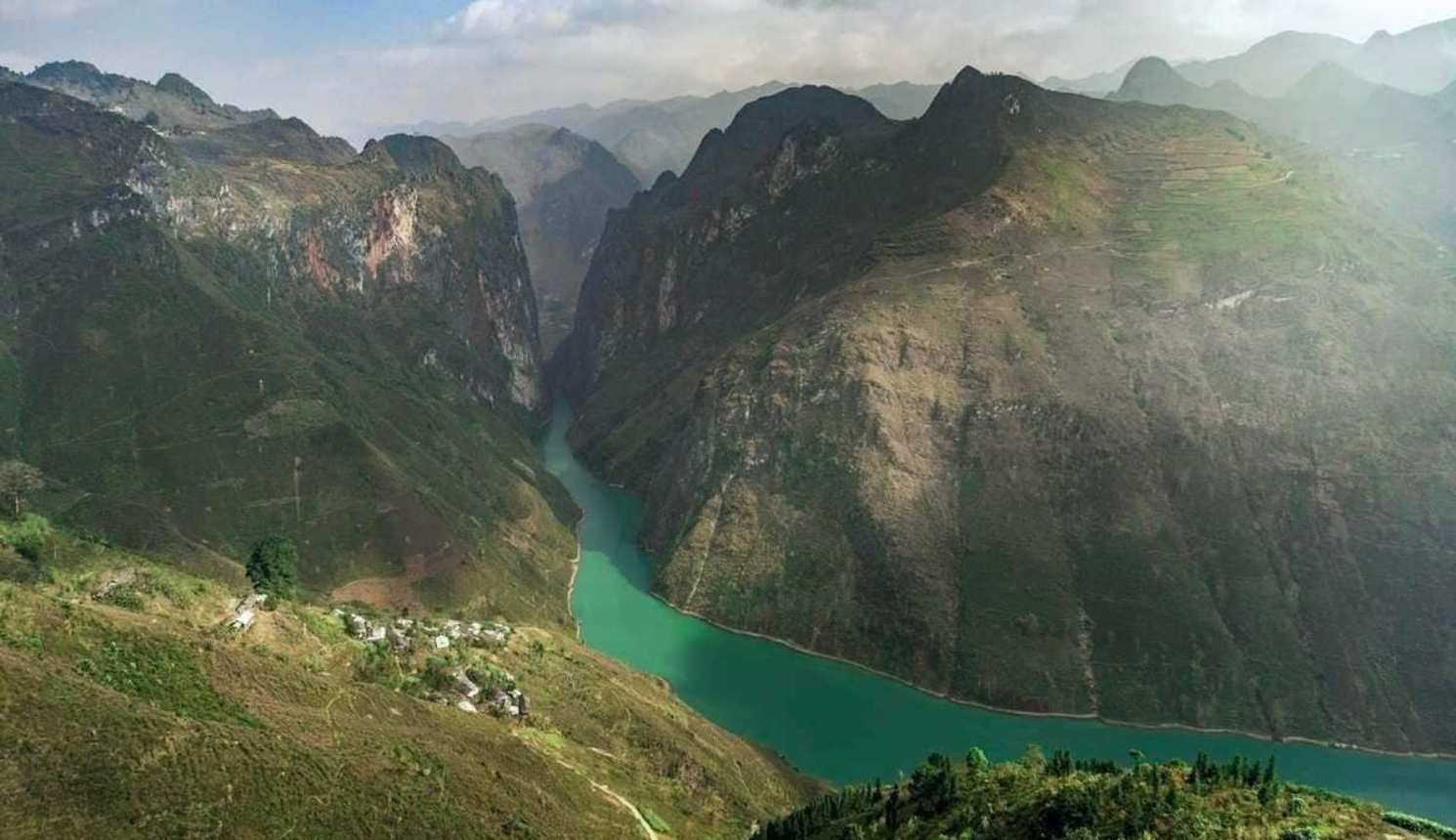 Stunning views of the Nho Que River from Ma Pi Leng Pass – Things to do in Meo Vac