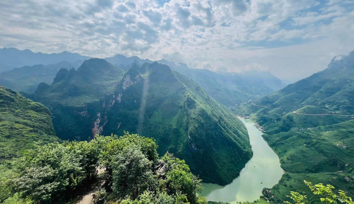 Trekking Ma Pi Leng is a must-do activity that offers both natural beauty and cultural richness